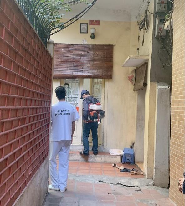 Phun thuốc phòng bệnh cho tràm